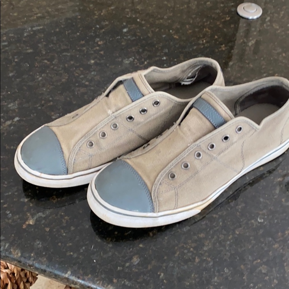 Guess slip ons SZ 11.5 laceless slip ons.